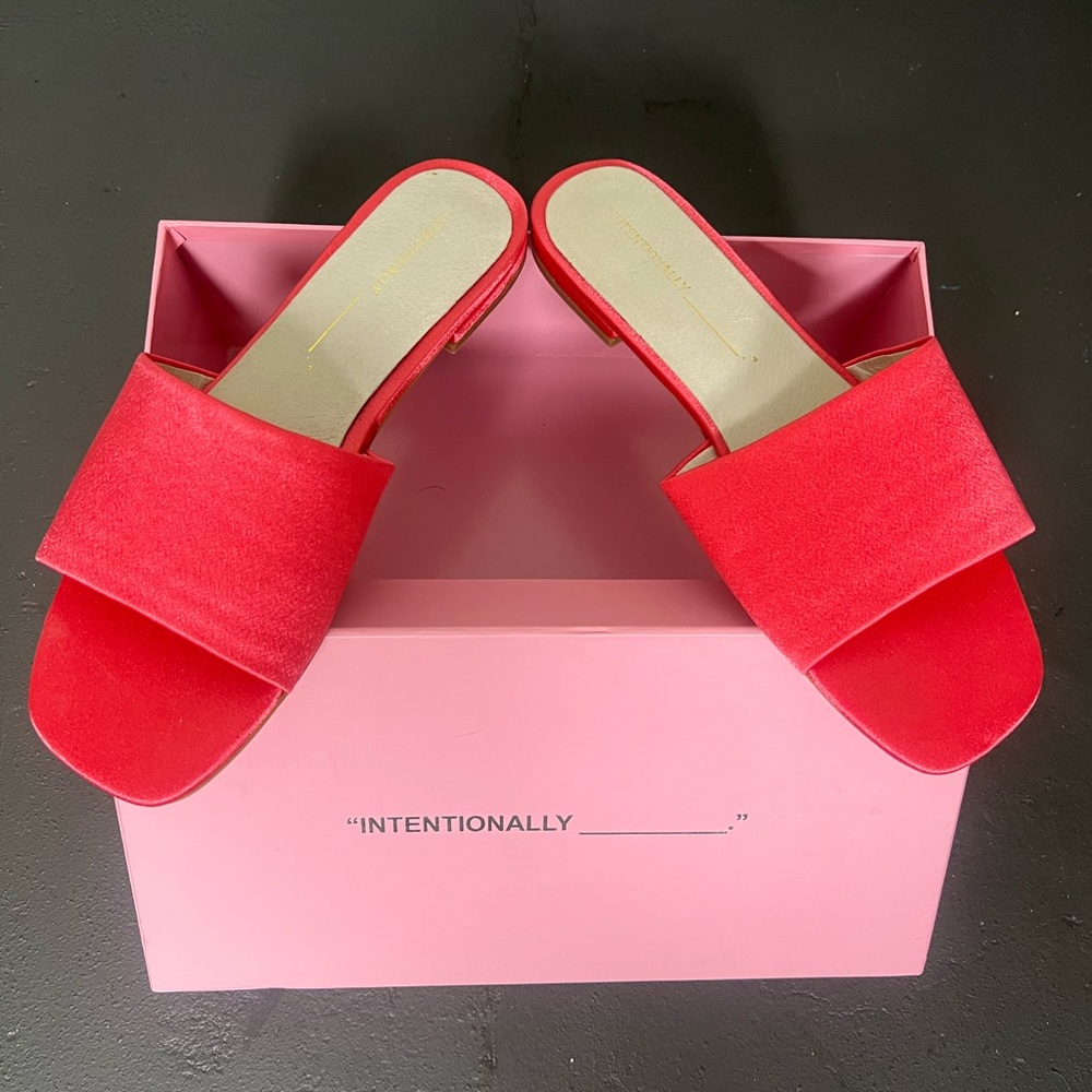 Intentionally Blank “Jessica” Electric Coral Satin Square Toed Slide Size 8